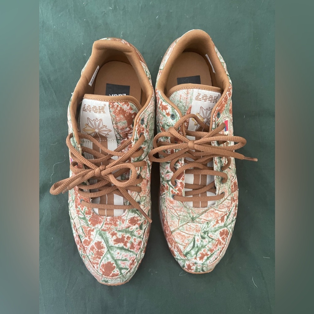 Reebok / nyc looq studios collab sneaker